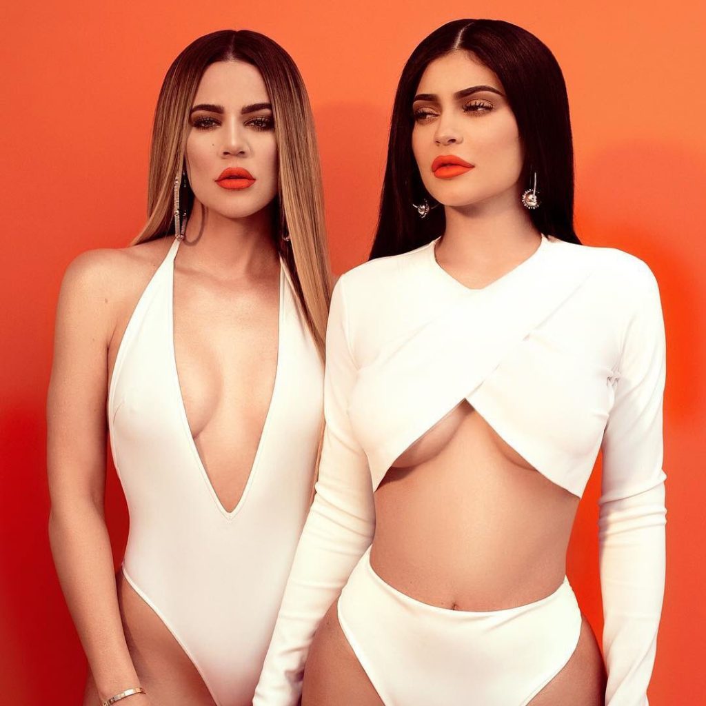 Khloé Kardashian & Kylie Jenner Sexy (2 Photos)