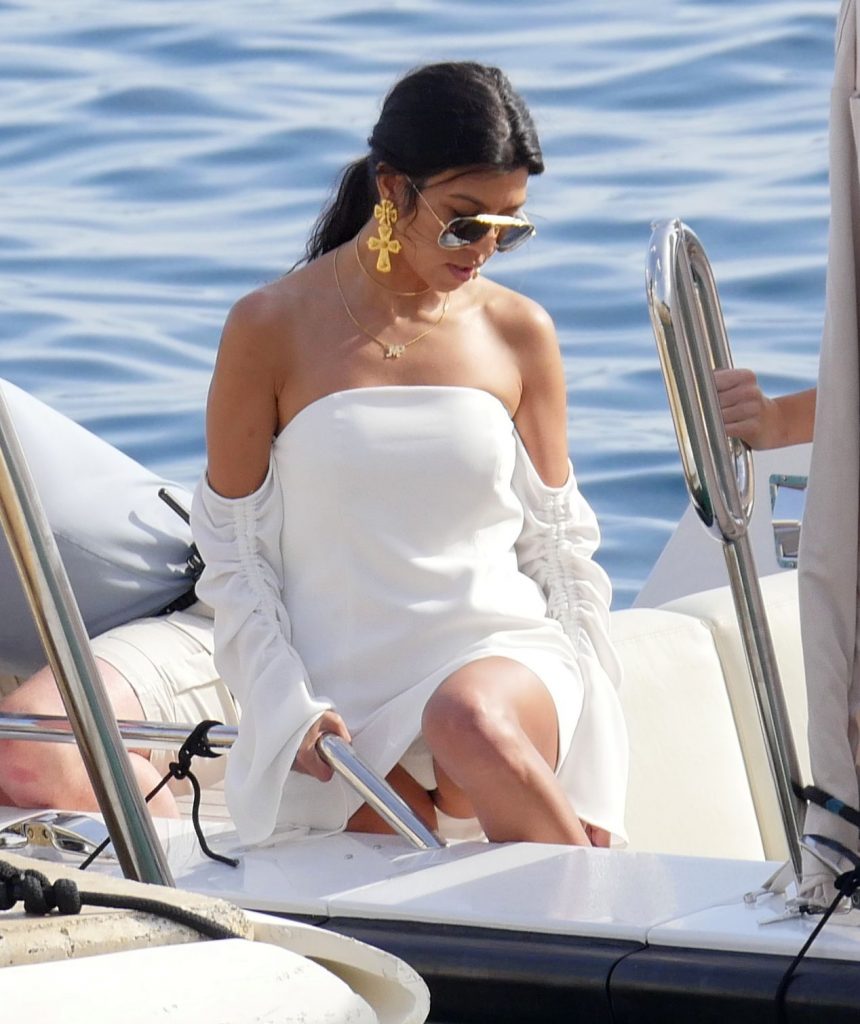 Kourtney Kardashian Upskirt (7 Photos)