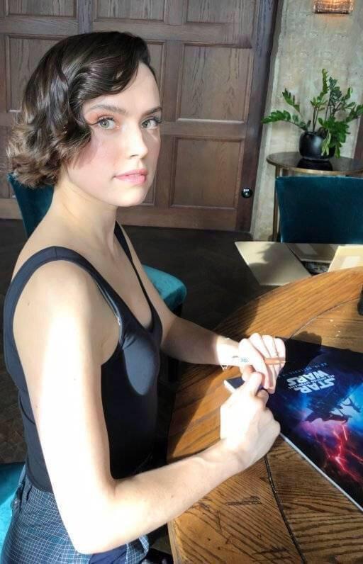 Just imagine giving Daisy Ridley a nice a sloppy facefucking 🤤