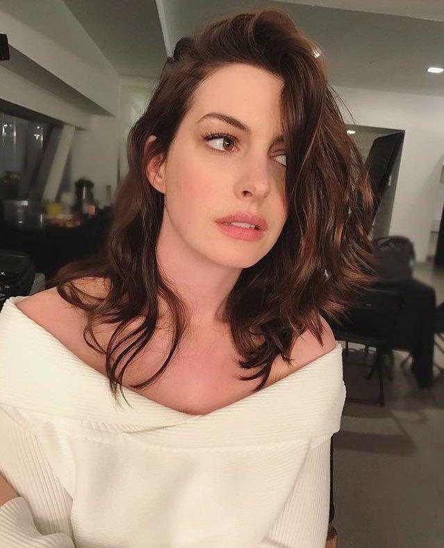 Anne Hathaway has the perfect face to cum on!