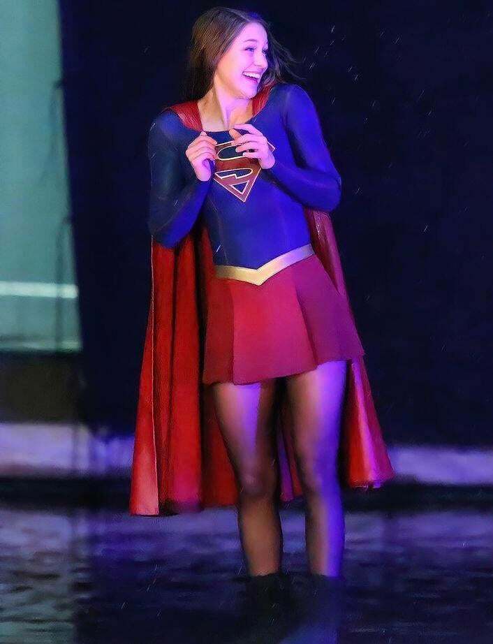 I want to fuck Melissa Benoist in this outfit so bad.