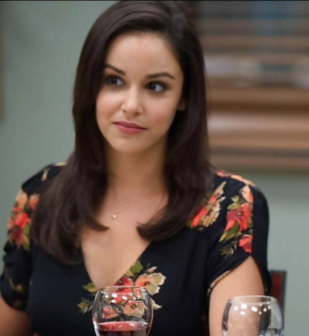 Melissa Fumero's face was made to havemultiple loads shot across it at a time