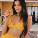 Hailee Steinfeld looks so yummy.