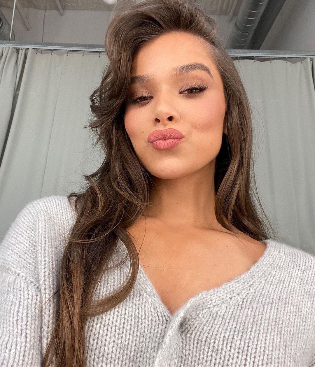 Hailee Steinfeld is gonna make my cock explode