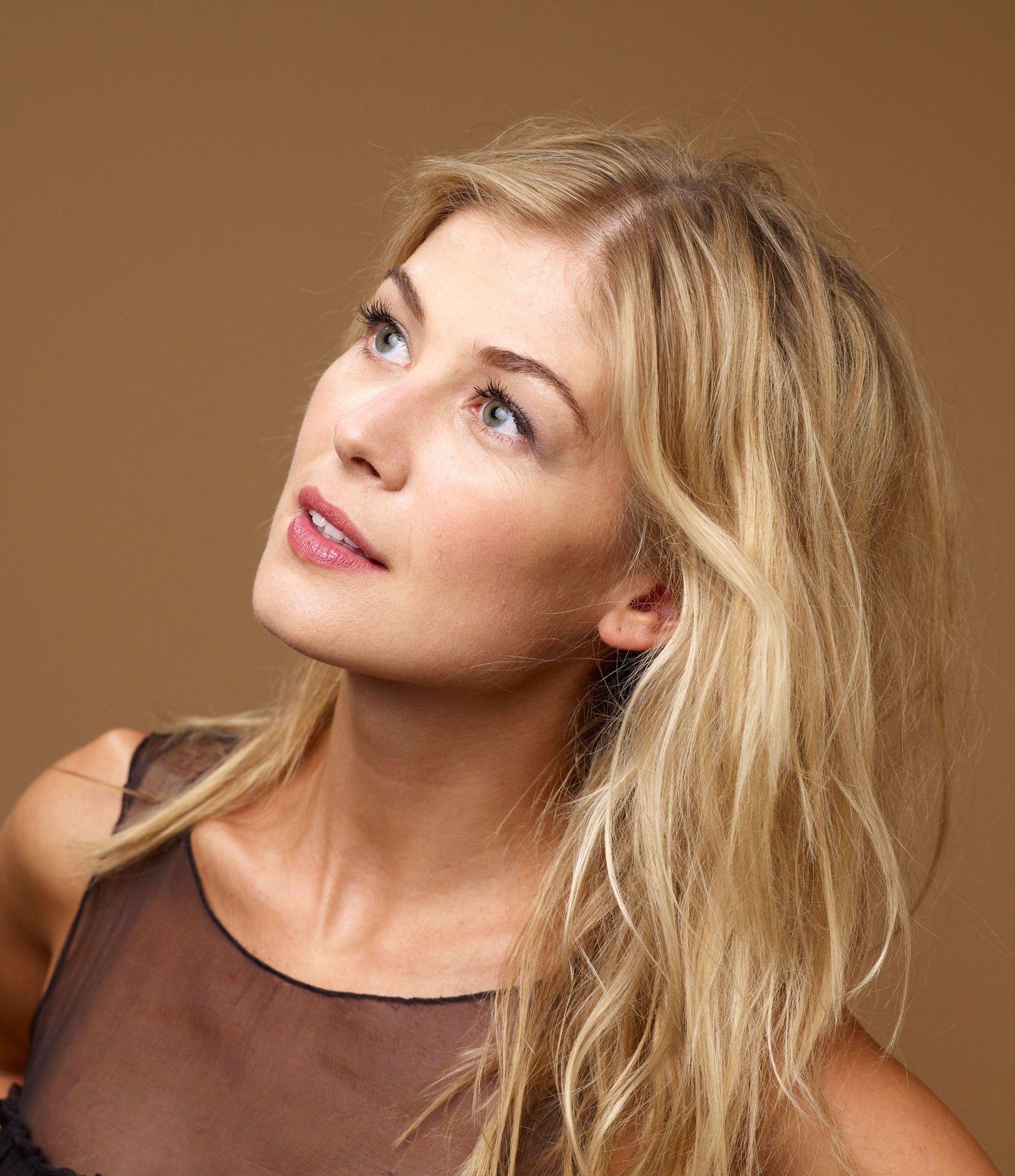 Rosamund Pike would be a great face fuck