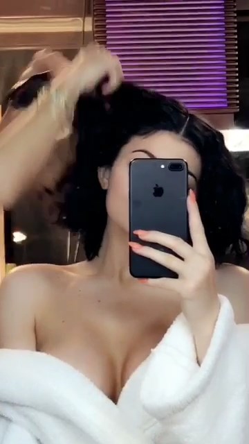 Kylie Jenner Sexy Snaps 4