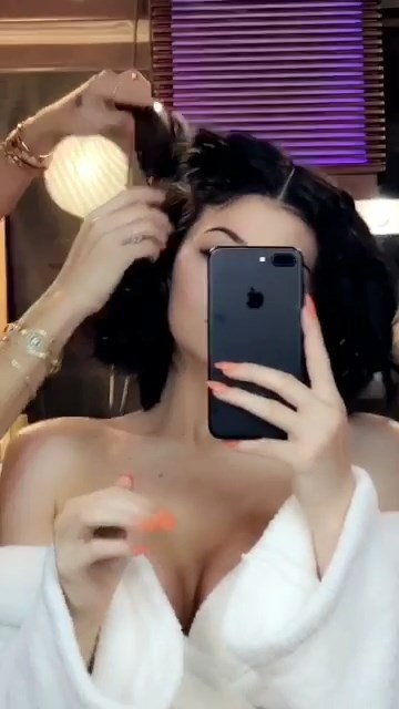 Kylie Jenner Sexy Snaps 5