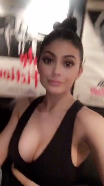 Kylie Jenner & Kendall Jenner Sexy Pics 5