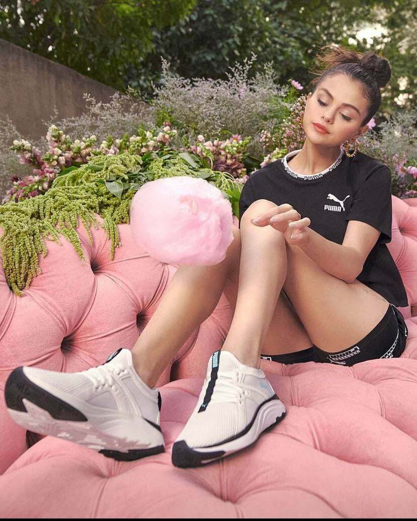 Any dirty bi bottom bud can help me cum on Selena gomez? Or you can role play as her