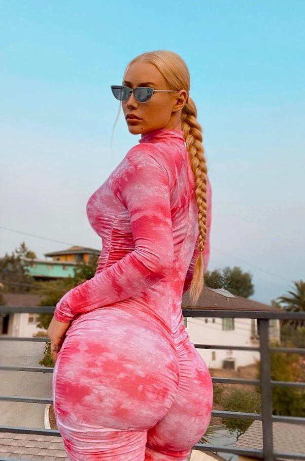 Iggy Azalea asshole was built to take atleast 2 cocks