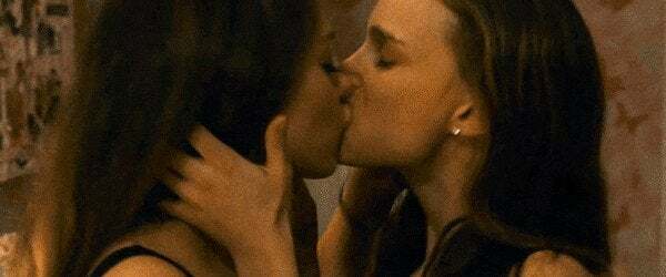 Natalie Portman & Mila Kunis Kiss