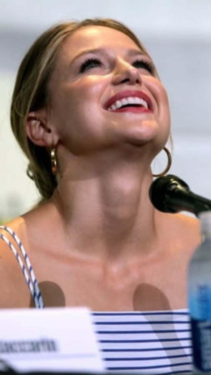 Melissa Benoist .... That Throat wow....and her smile....so good...😈❤️