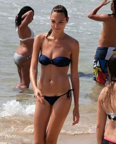 Gal Gadot noticing your bulge at the beach