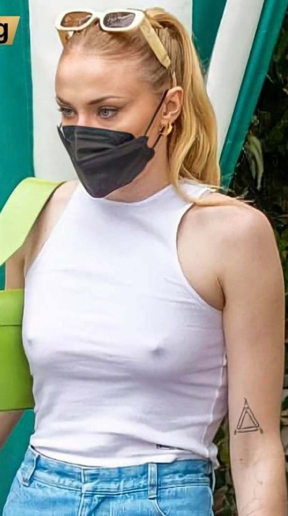 Sophie Turner hard nips