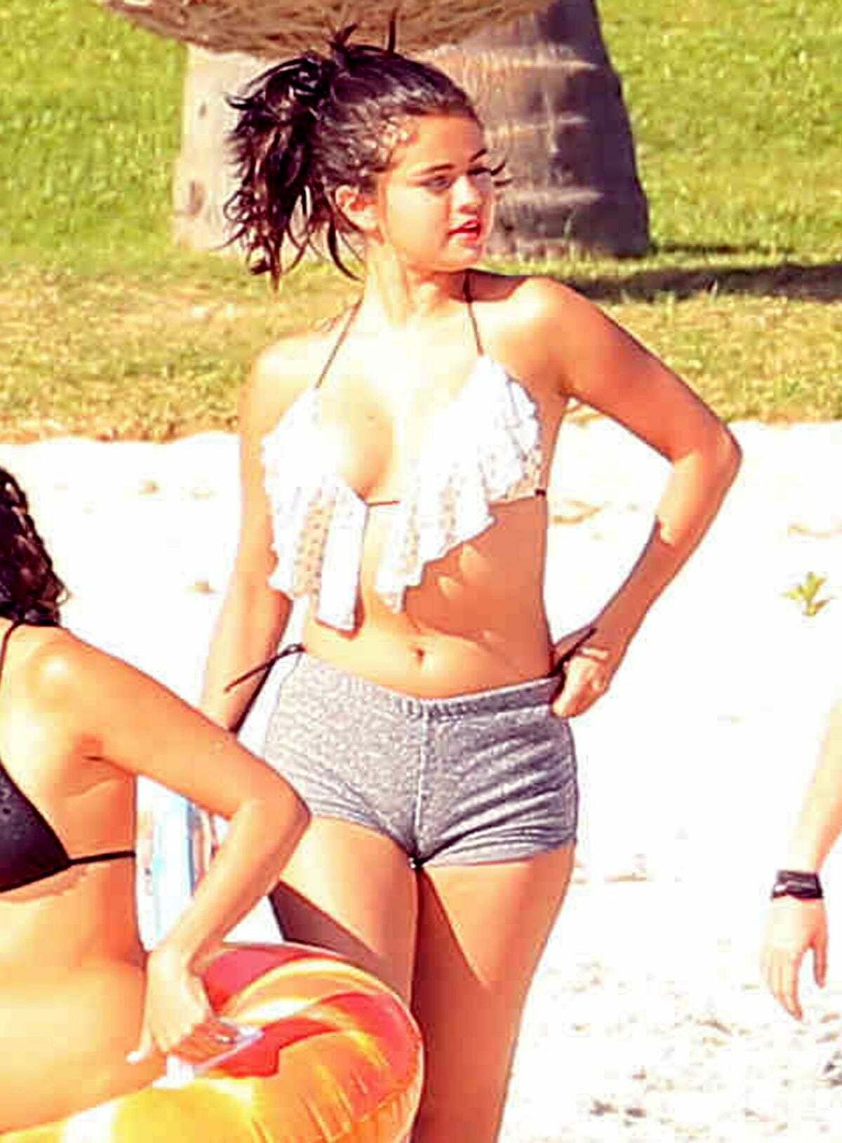 Young and thick Selena Gomez has me throbbing