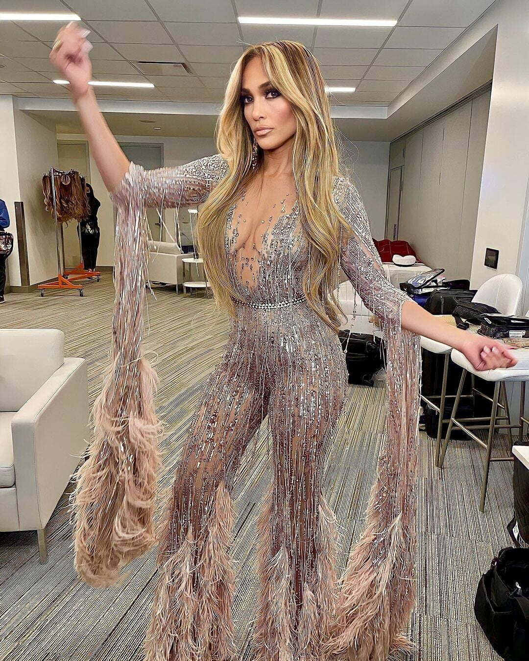 Jennifer Lopez is such a MILF.