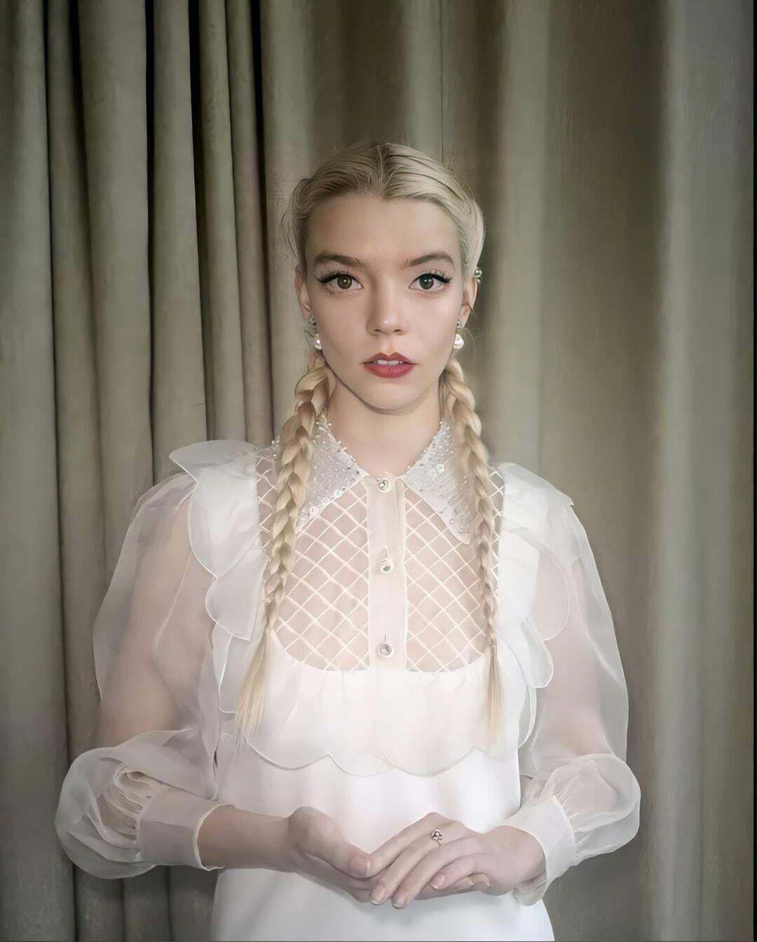 Who wants to pull on Anya Taylor-Joy's pigtails as you fuck her face?