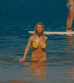 Brooklyn Decker perfect plots in Just Go With It