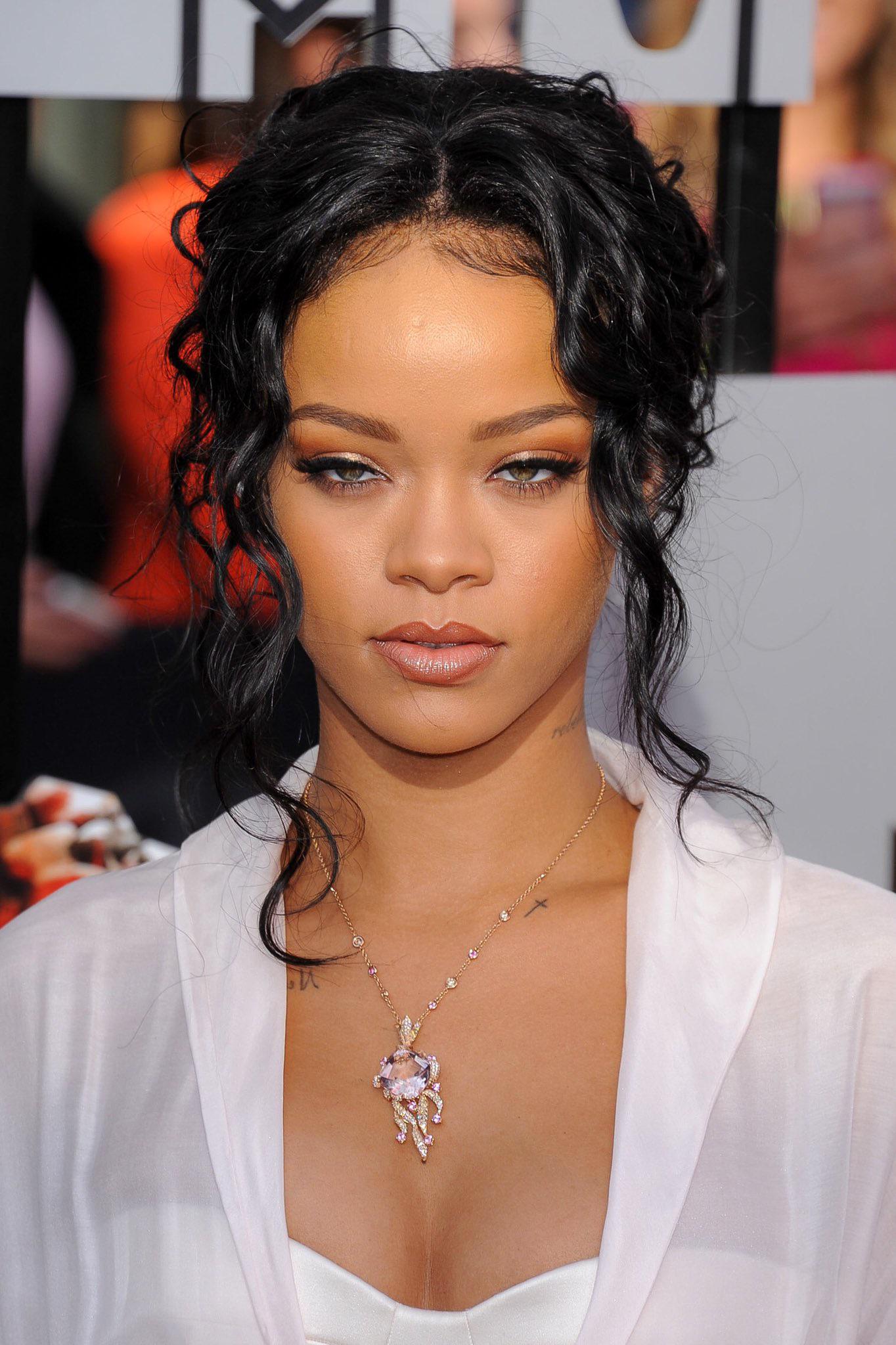 Rihanna alluring eyes