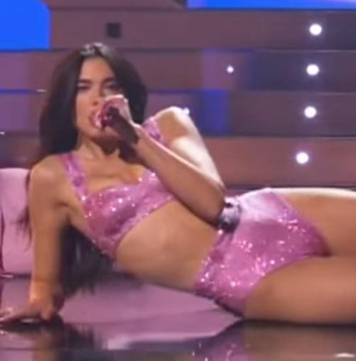 Dua Lipa has all her fanboys stroking So ridiculously hot