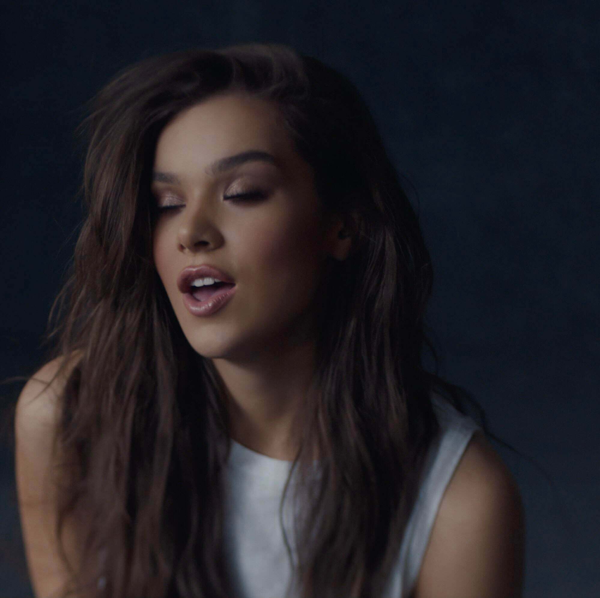 Hailee Steinfeld likes what youre doing to her down there