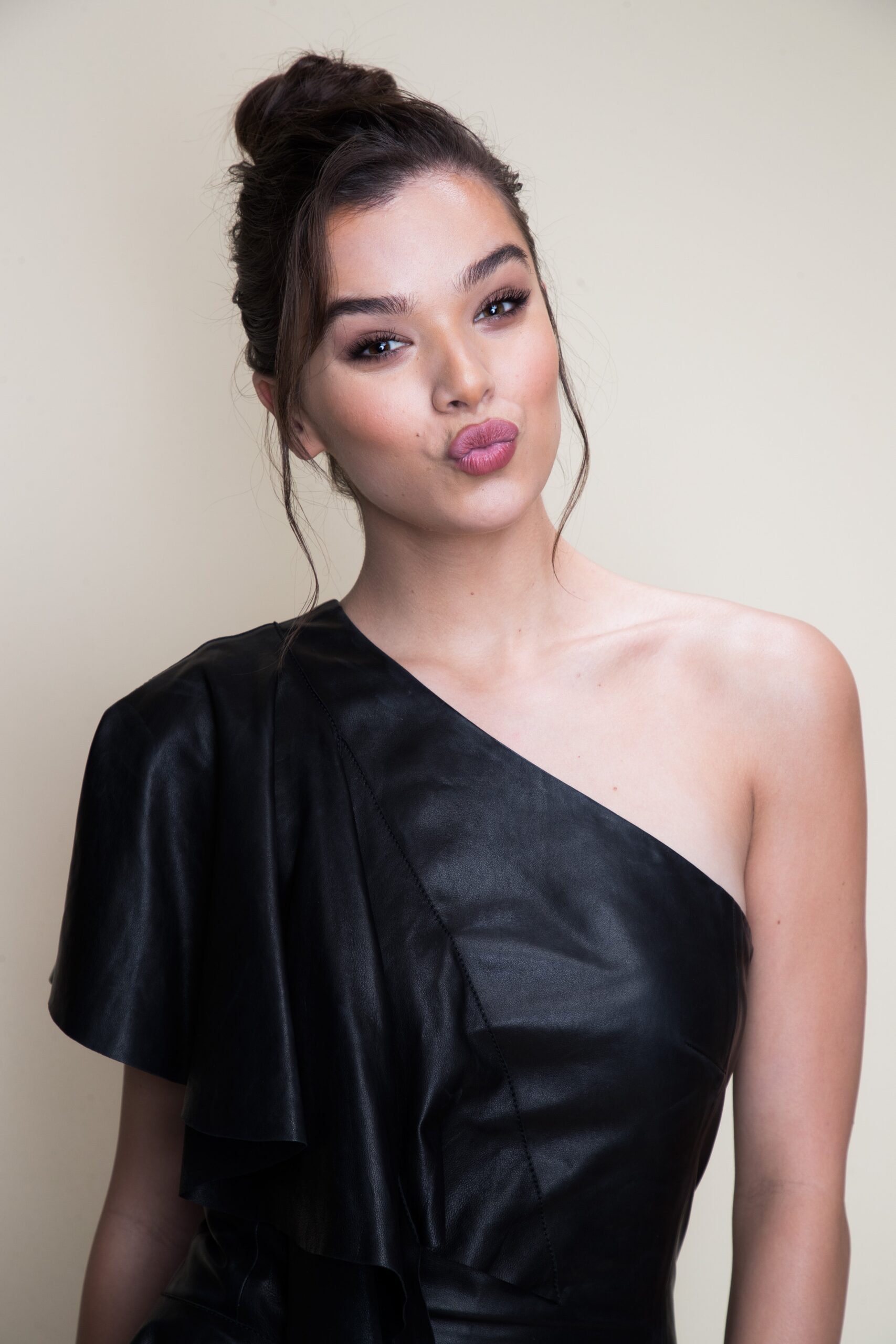 Hailee Steinfeld needs her face covered in cum
