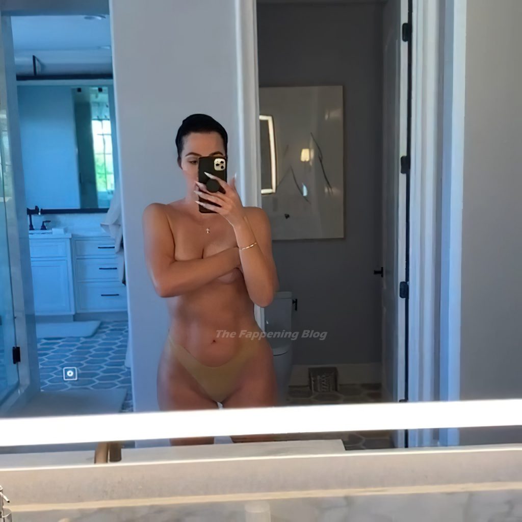 Khloé Kardashian Topless