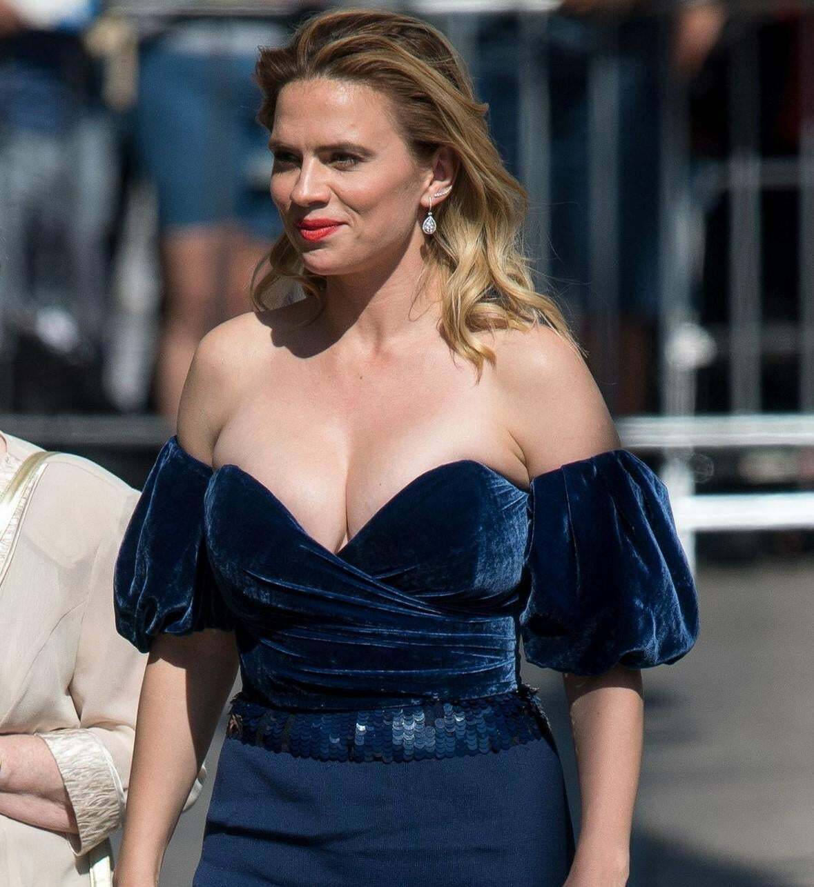 Hayley atwell looks soo sexy