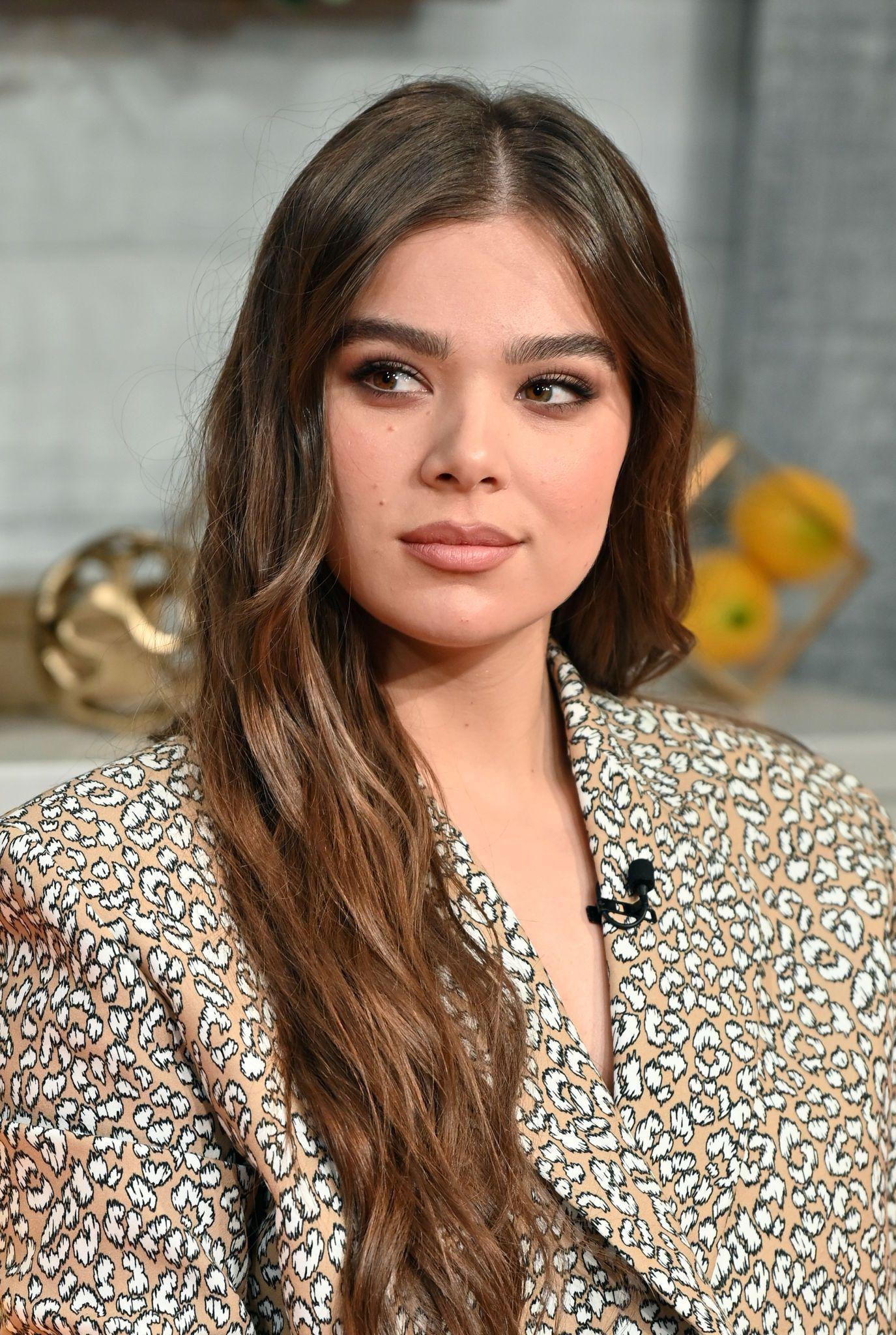 Hailee Steinfeld continues to make for great morning wood relief