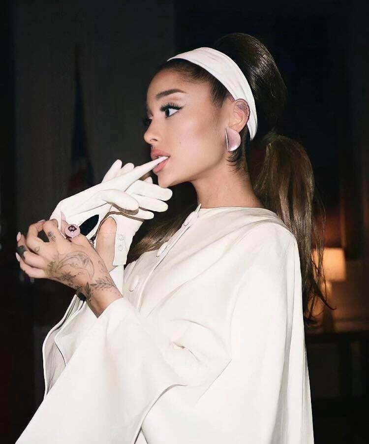 Fuck I wish Ariana grande would dominate me with a long teasing handjob