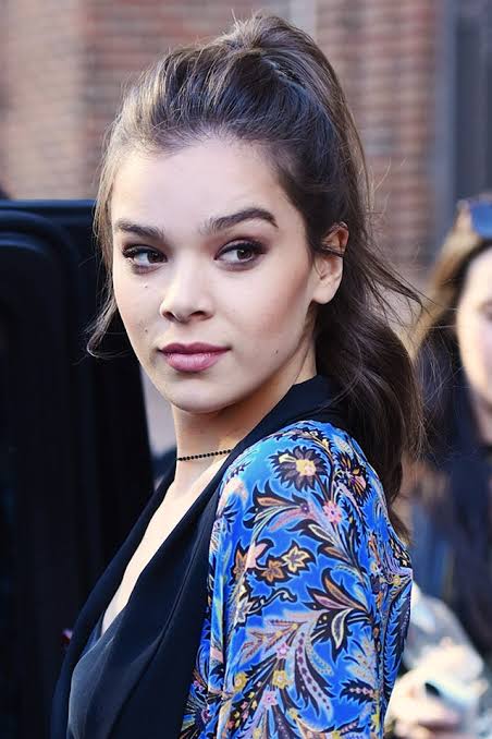 God I just want to facefuck Hailee Steinfeld in this photo