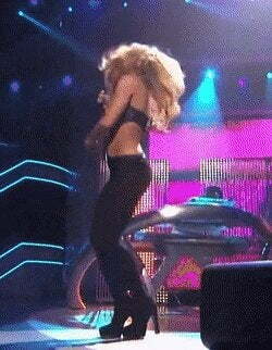 Shakira shaking her hips 🥵