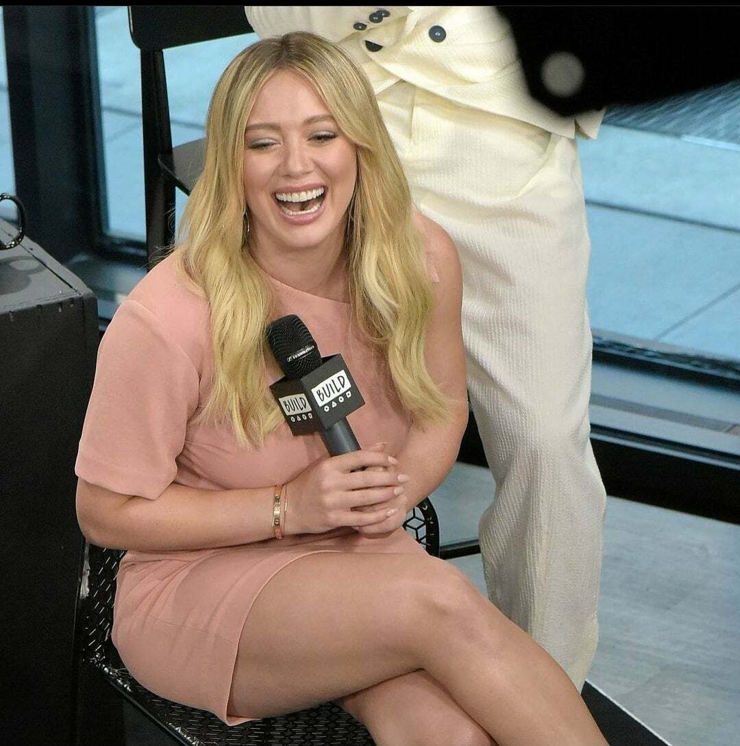 Can't get enough of Hilary Duff's thicc thighs