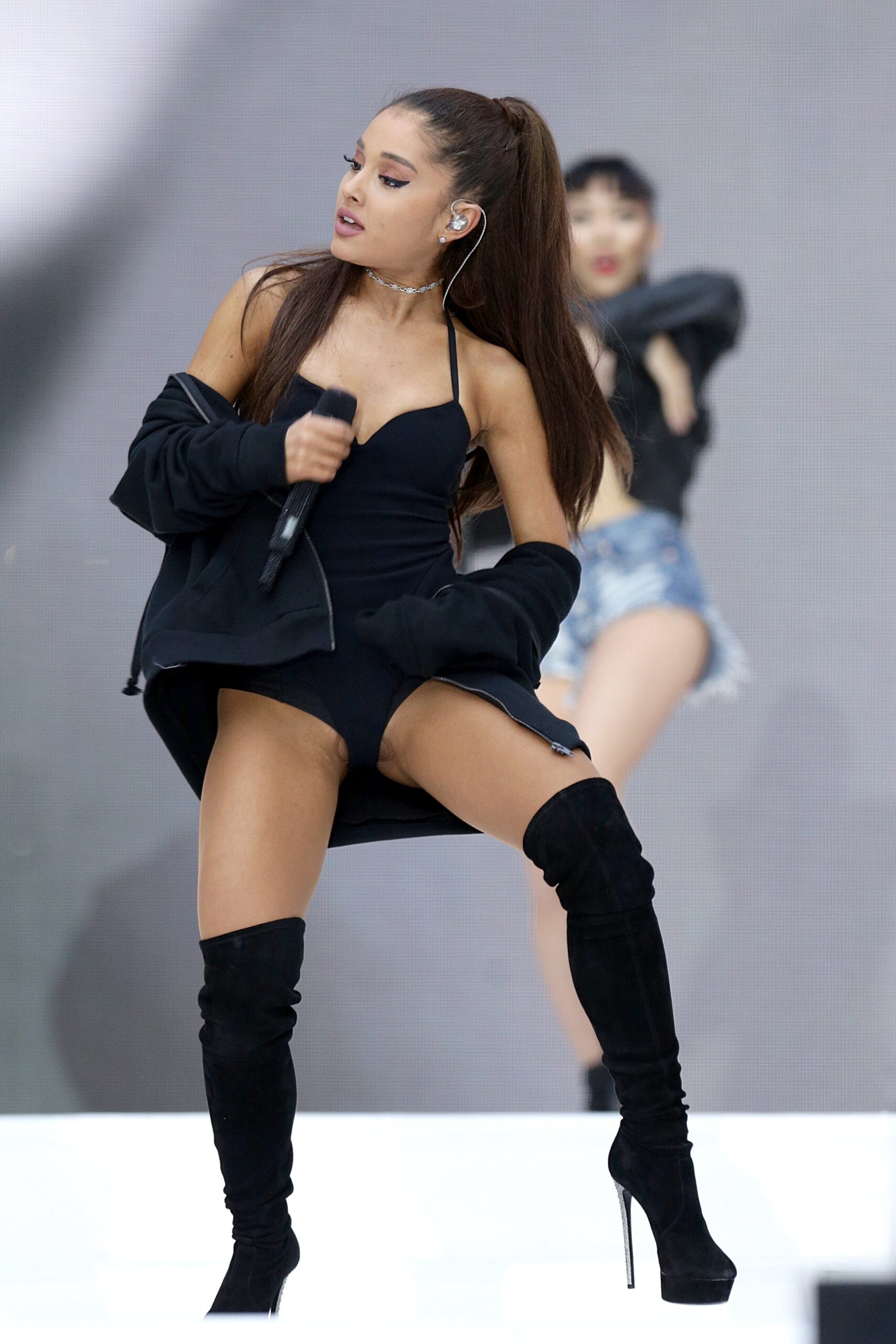 Ariana Grande makes me weak UHQ zoom at your own