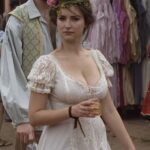 Milana Vayntrub not trying to call attention to her tits