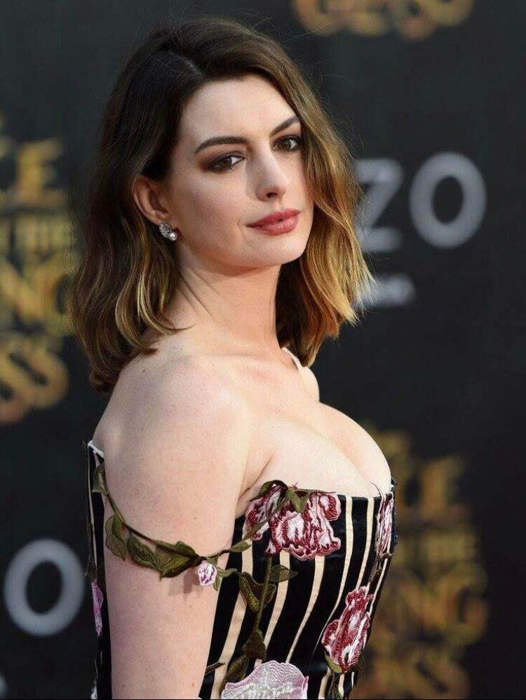 Anne Hathaway is such a milf