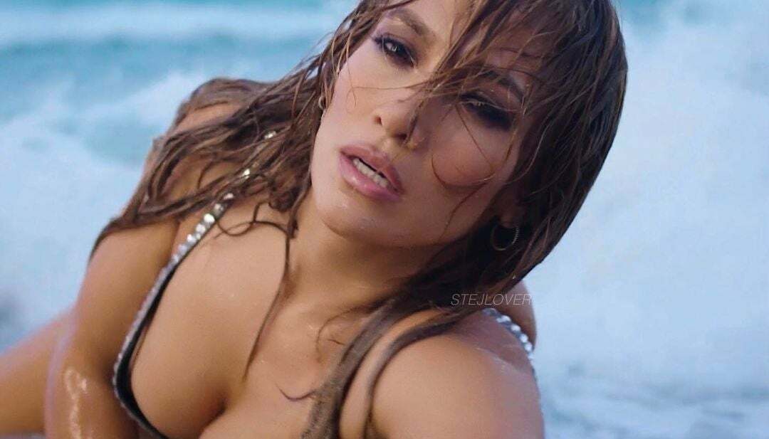 Jennifer Lopez is such a MILF.