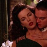 Kate Beckinsale lets Leo grope her plot in "The Aviator"