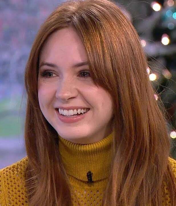 Feed Karen Gillan a creamy throatpie or withdraw and jizz all over her adorable face?