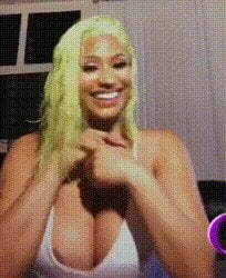 Nicki Minaj nip slip