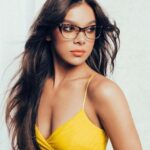 There's No Way To Make Hailee Steinfeld Look Lees Beautiful Than She Is. Even With Glasses, Your Facial Fantasies Won't Stop Going Back & Forth In Your Mind.