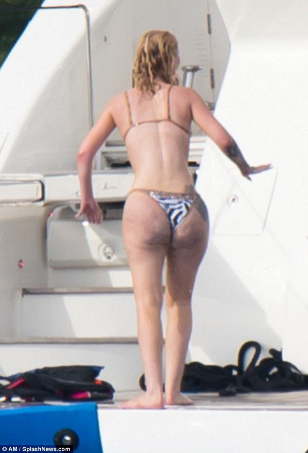 Iggy Azalea and her fat ass drives me crazy