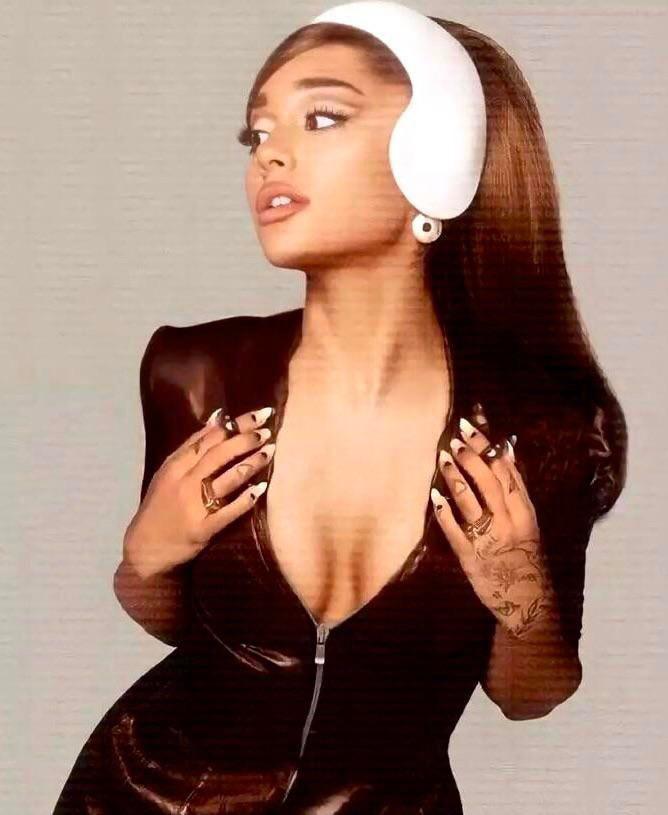 Ariana Grandes boobs are so sexy.