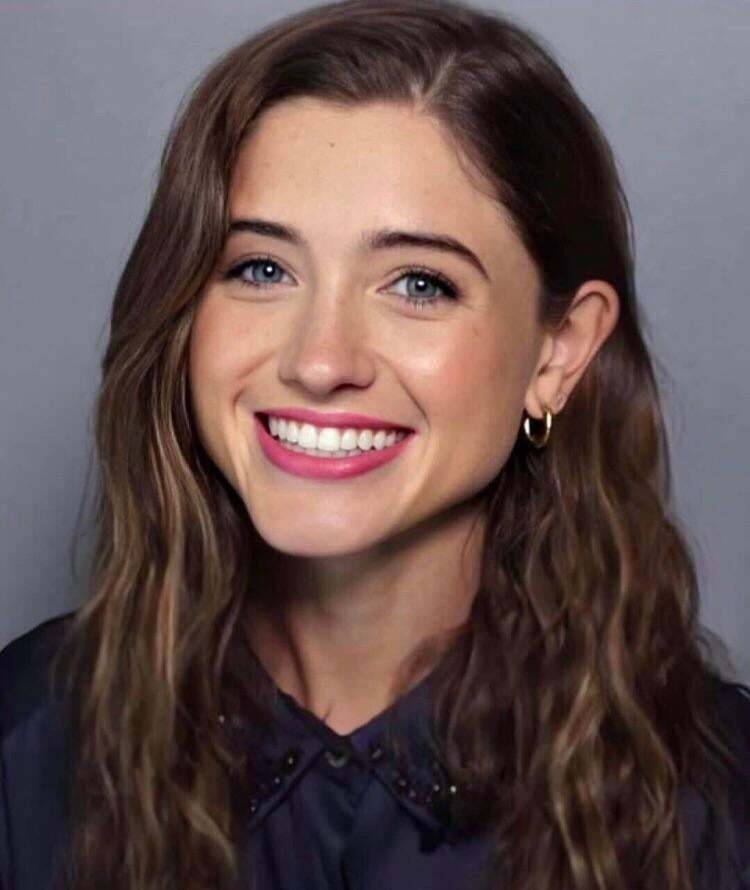 I want Natalia Dyer to suck my cock and sweaty
