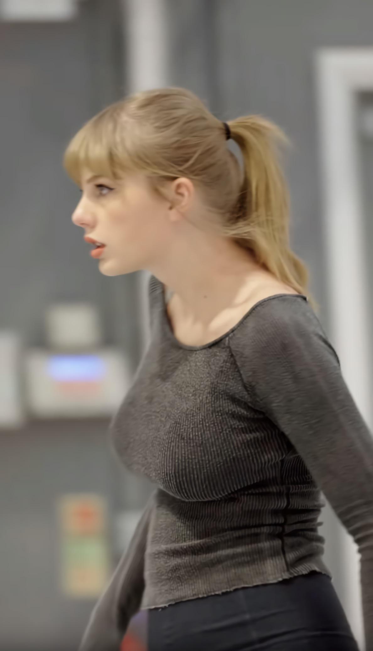 I would love a titjob from busty Taylor Swift