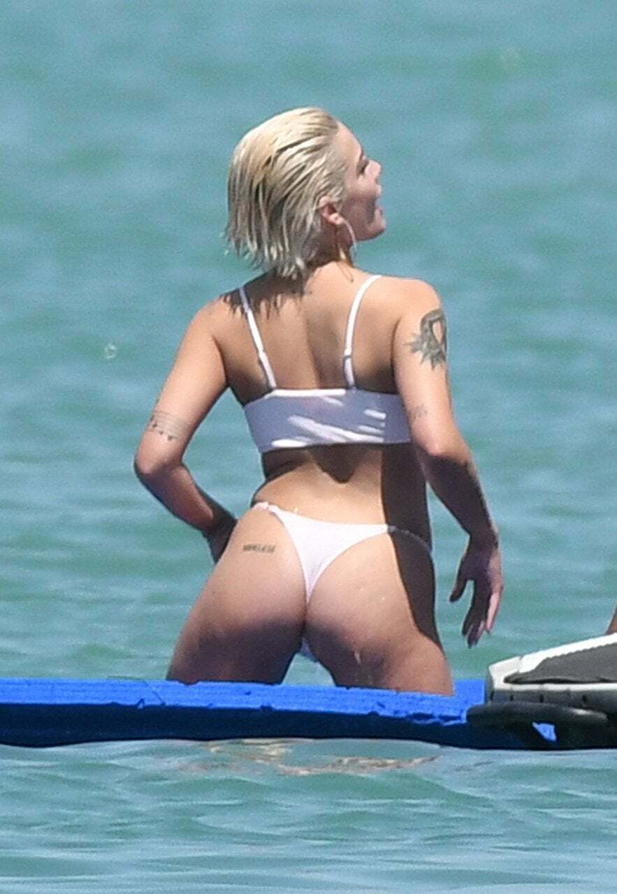 Halsey's ass is unbelievable🥵🍑