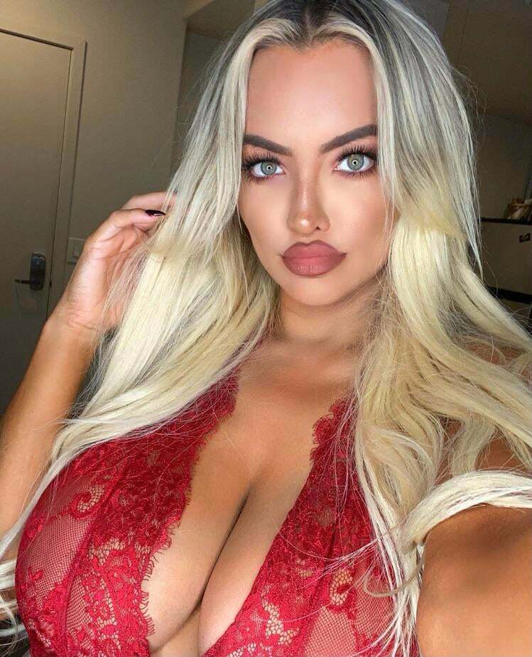 Anyone want to jerk to Lindsey Pelas with me?