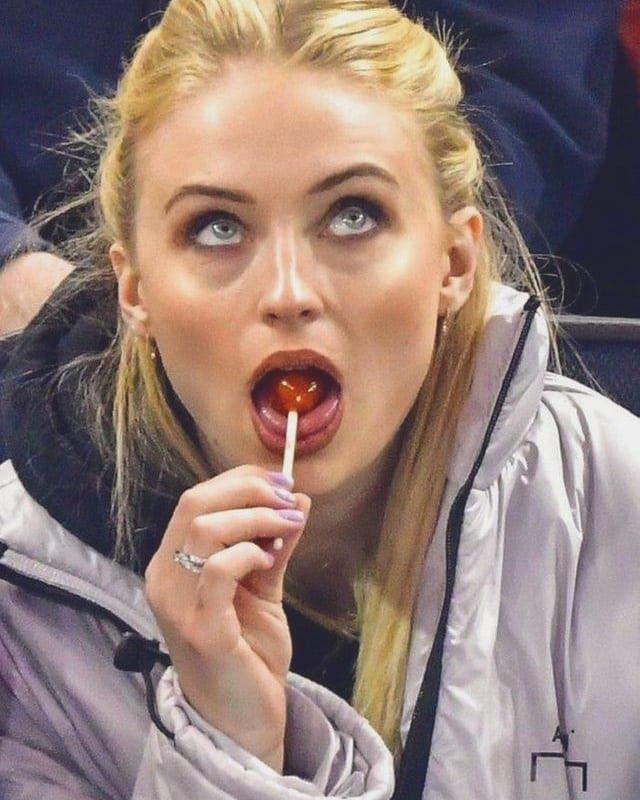 Sophie Turner sucking candy🤤🍆