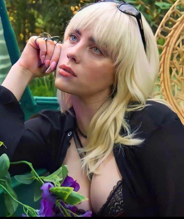 Billie Eilish has incredible tits and cleavage