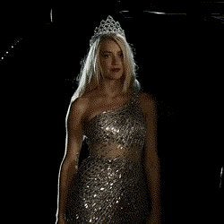 Amber Heard getting out of the judges limo…